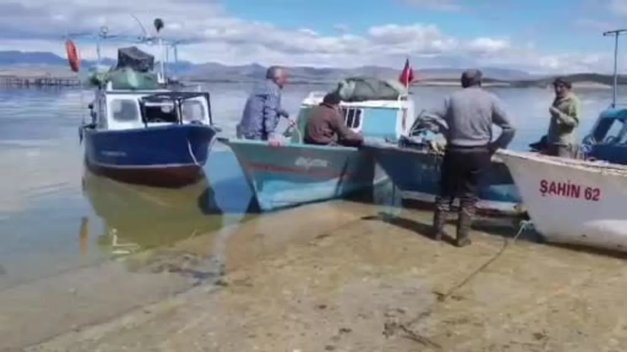 Keban Baraj Gölü'nde av yasağı başladı: Balıkçılar teknelerini karaya çekti