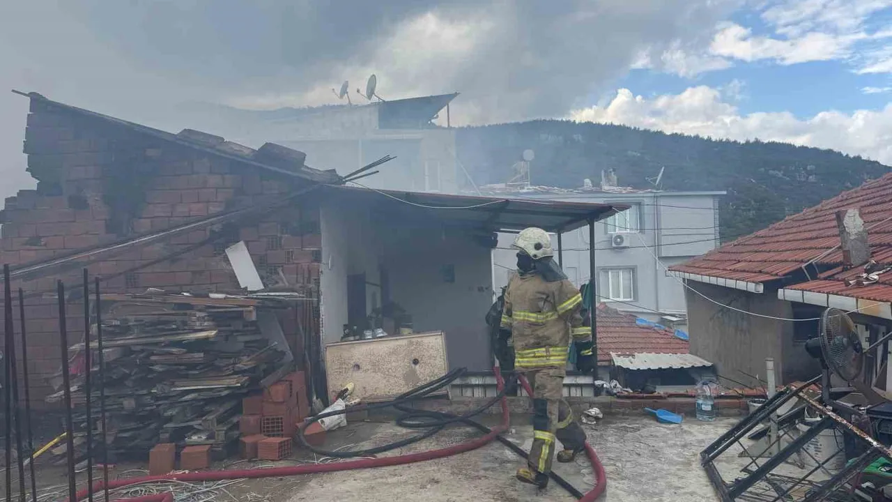 Kemalpaşa'da tek katlı evde çıkan yangın kullanılamaz hale getirdi