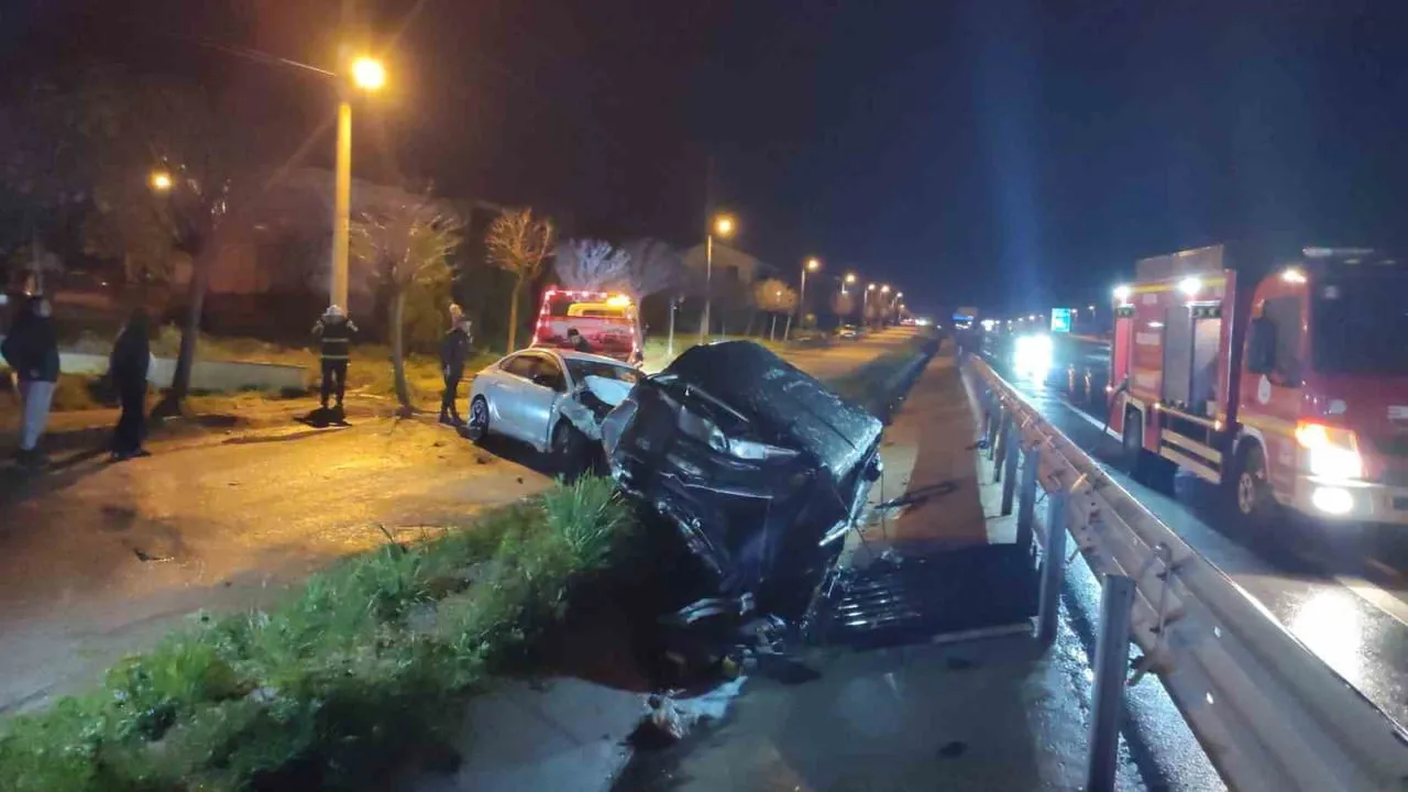 Keşan'da cip ile otomobil çarpıştı: 3 yaralı, cipteki kedi 'Zoiy' kayıp