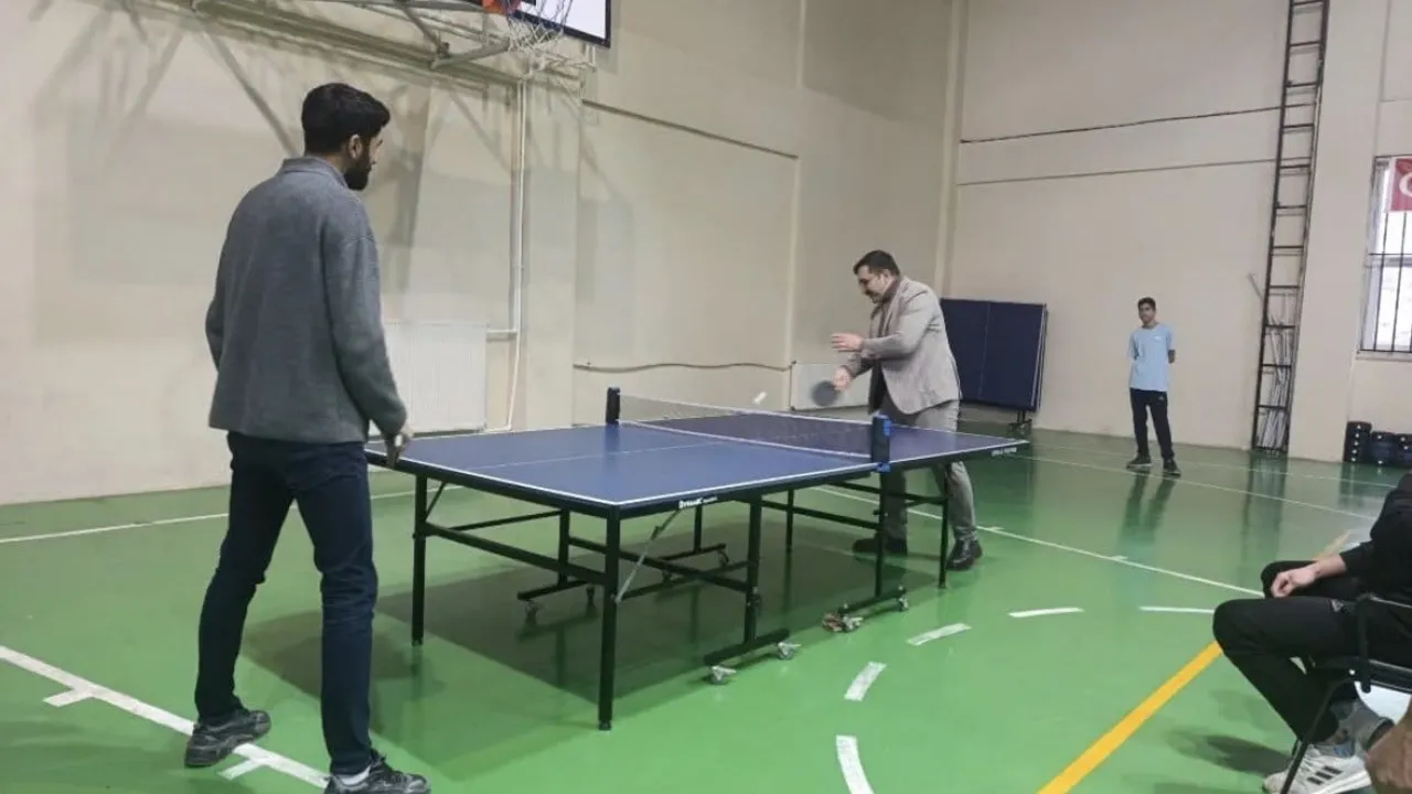 Kiğı'da masa tenisi turnuvası Kaymakam Hüseyin Çamkerten’in ilk servisiyle başladı