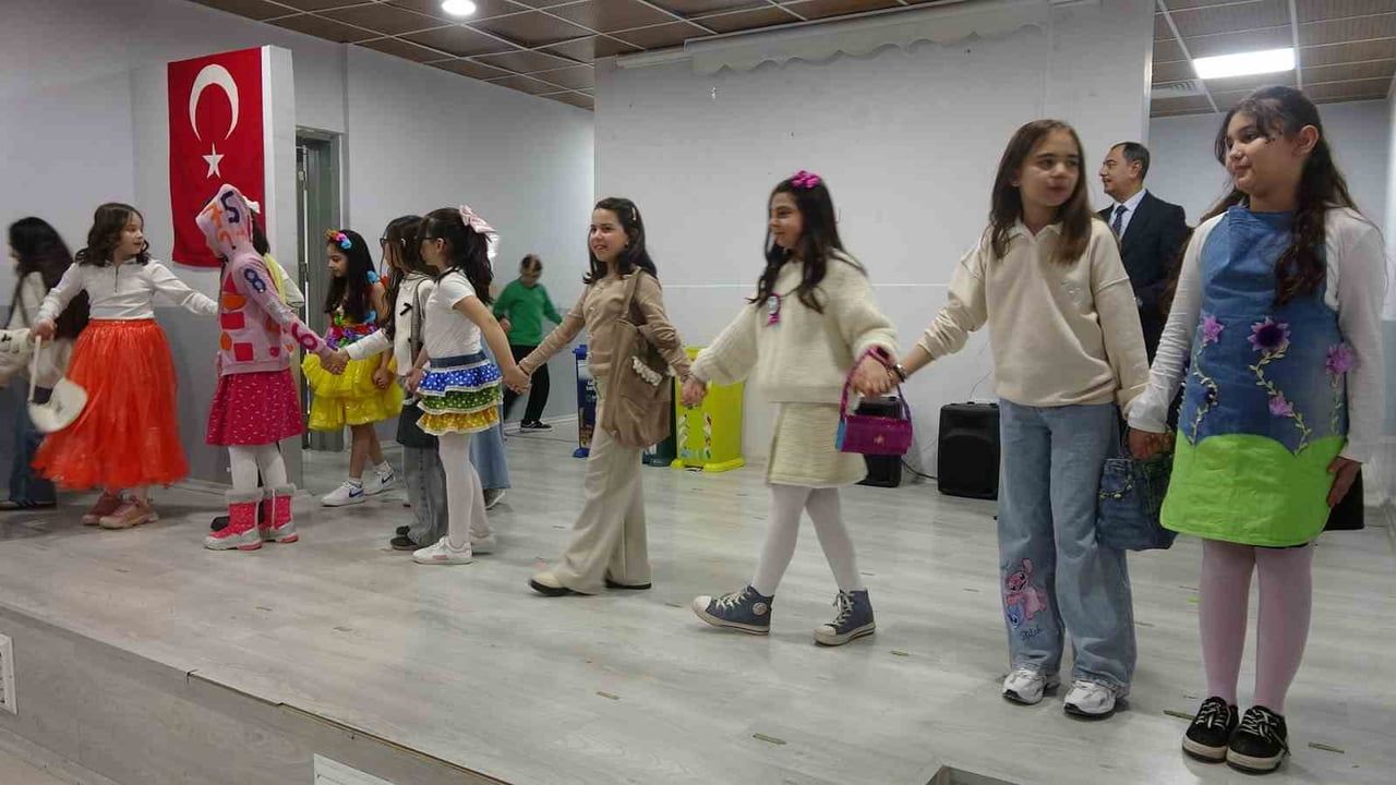 Kilis’te 'Atıktan Sanata' sergisi: Öğrenciler 30 Mart Dünya Sıfır Atık Günü'nde atıkları sanata dönüştürdü