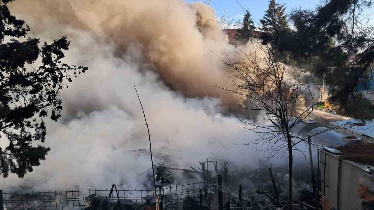 Kilis'te STK'ye Ait Prefabrik Yapıda Yangın Kontrol Altına Alındı