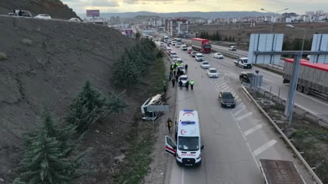 Kırıkkale'de işçi servisi ile kamyon çarpıştı: 5 yaralı