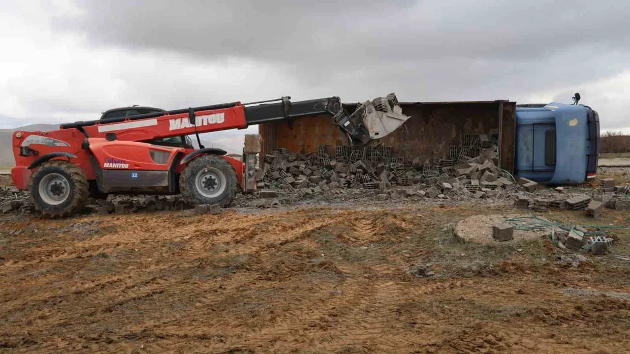 Kırşehir'de briket yüklü kamyon direksiyon kilitlenmesi iddiasıyla yan yattı