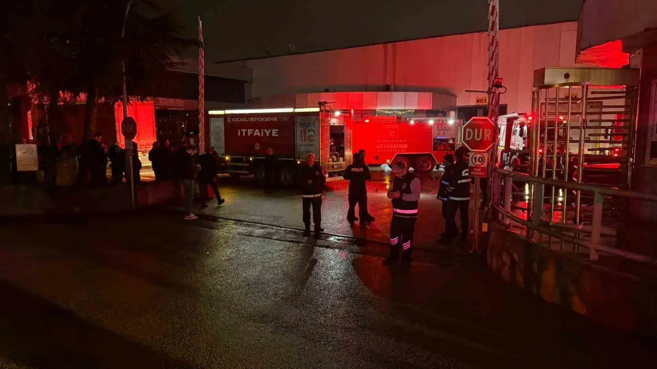Kocaeli Başiskele'de Raf İmalatı Fabrikasında Yangın: Büyük Hasar Oluştu