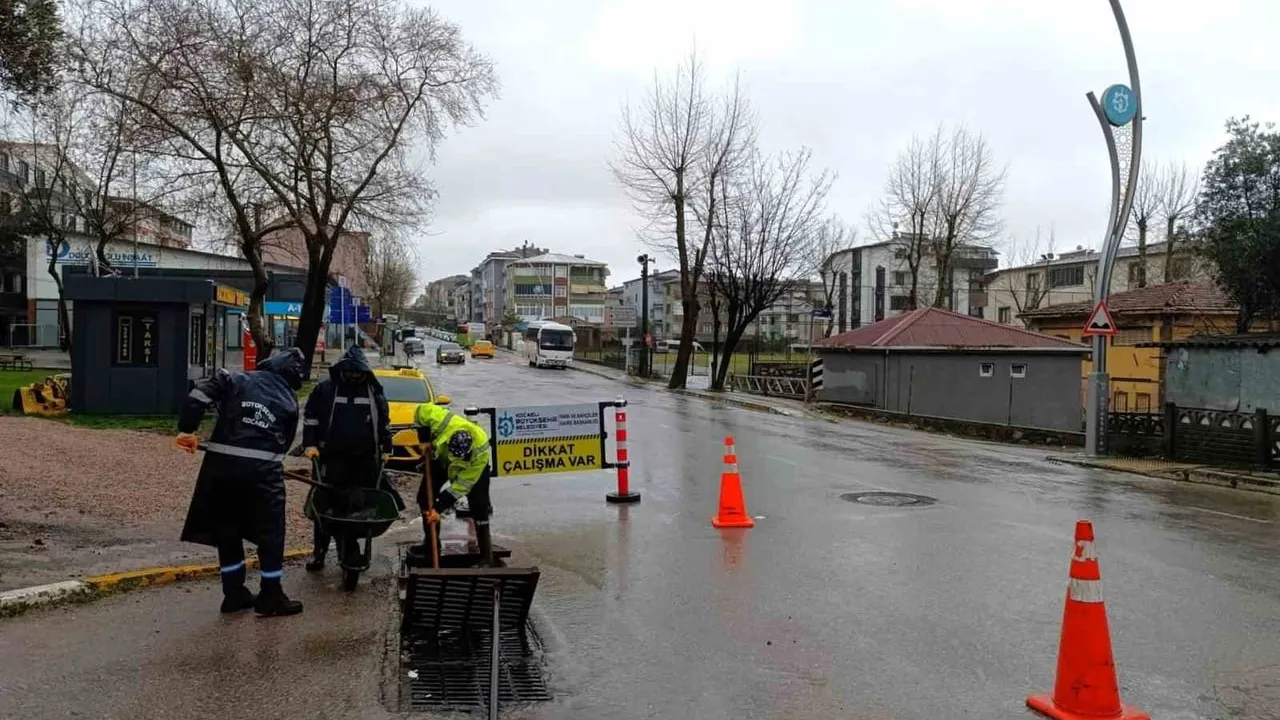 Kocaeli’de Yağışlara Karşı Mazgal ve Menfez Temizliği Aralıksız Sürüyor