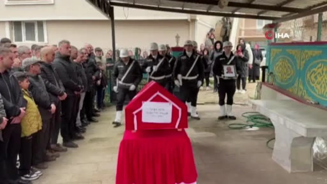 Kocaeli'deki eğlence mekanına saldırıda hayatını kaybeden emekli polis Talip Çakır Sakarya'da toprağa verildi