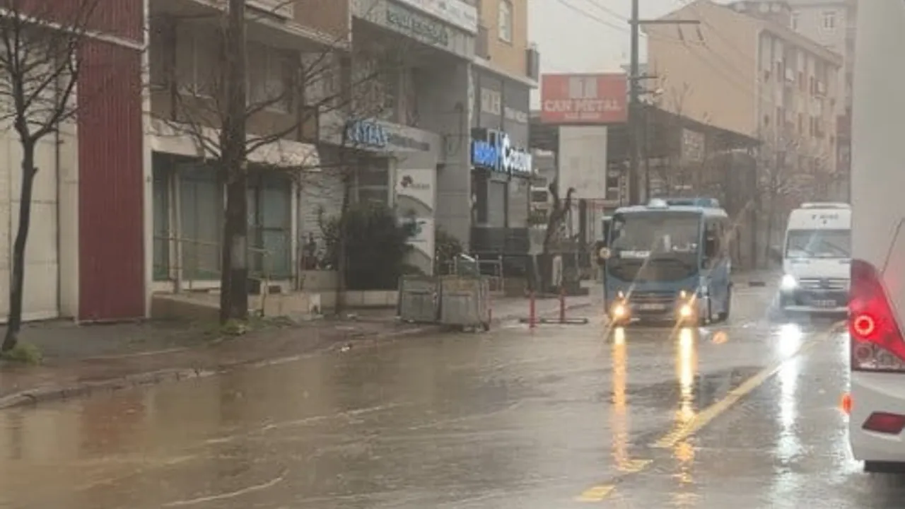 Kocaeli Körfez'de sağanak: Denizciler Caddesi alt geçidi suyla doldu, araç trafiğine kapatıldı