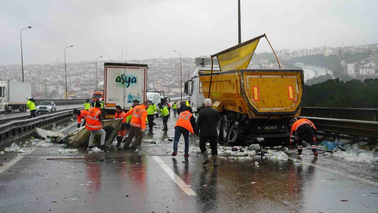 Kocaeli TEM Otoyolu'nda 6 Araçlı Zincirleme Kaza: Tırdan Saçılan Sular Trafiği Etkiledi