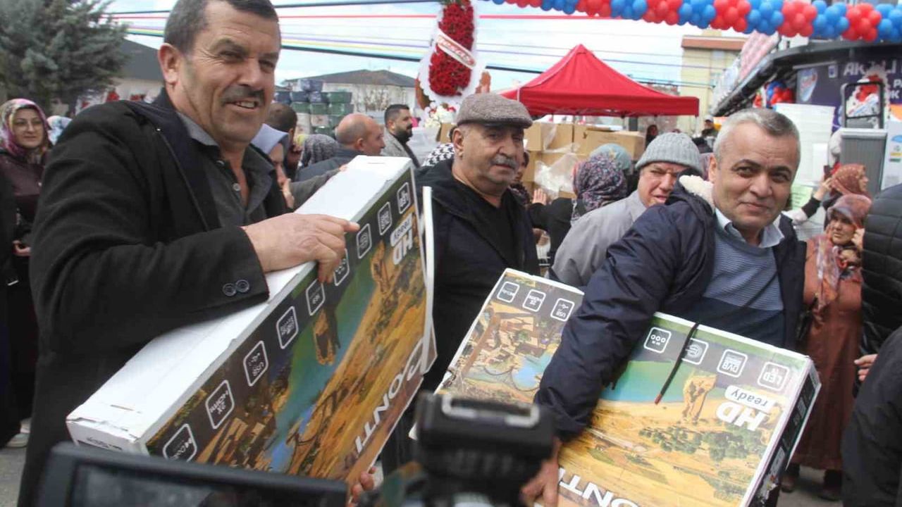 Konya Beyşehir'de market açılışında yoğunluk: Ucuz televizyon satışında kalabalık