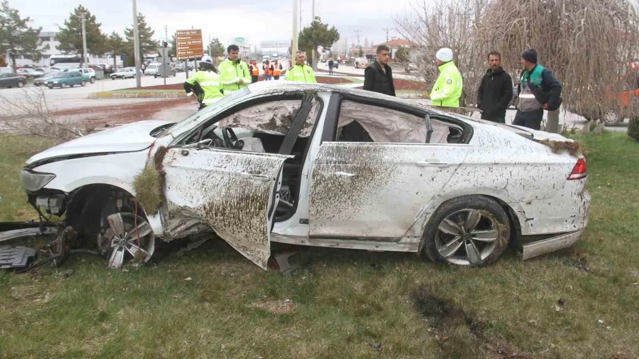 Konya Beyşehir'de Otogar Kavşağı'nda otomobil devrildi: Sürücü hafif yaralandı