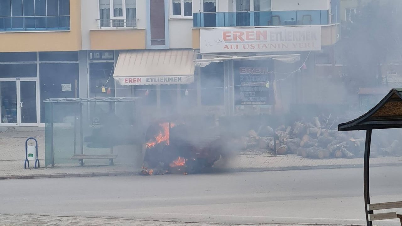 Konya Beyşehir'de park halindeki elektrikli üç tekerlekli motosiklet alev aldı