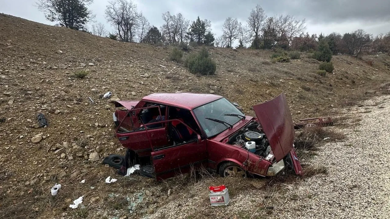 Konya Beyşehir’de yağışta kontrolden çıkan otomobil devrildi: 2’si çocuk 5 yaralı