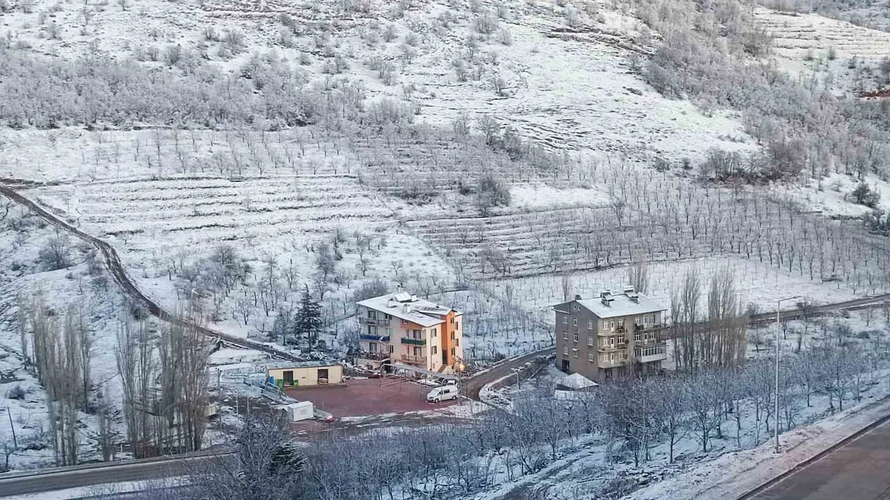 Konya Hadim'de kar etkili: İlçe beyaza büründü, ekipler çalışmalarını sürdürüyor