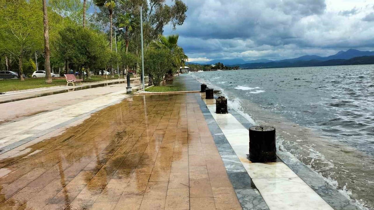 Köyceğiz Atatürk Kordonu, Bulutlu Hava ve Rüzgar Nedeniyle Sessiz Gün Geçirdi