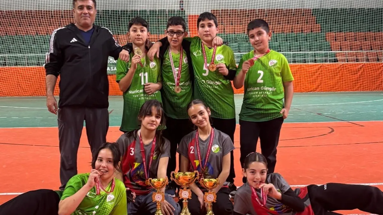 Köyceğiz Toparlar Ortaokulu Floor Curling’de Muğla İl Birincisi Oldu