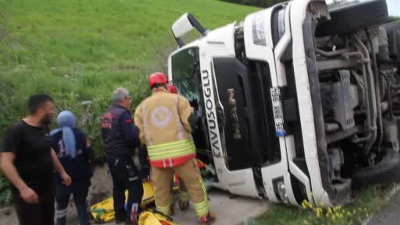 Kula'da tır su kanalına devrildi: 3 yaralı, 1’i ağır