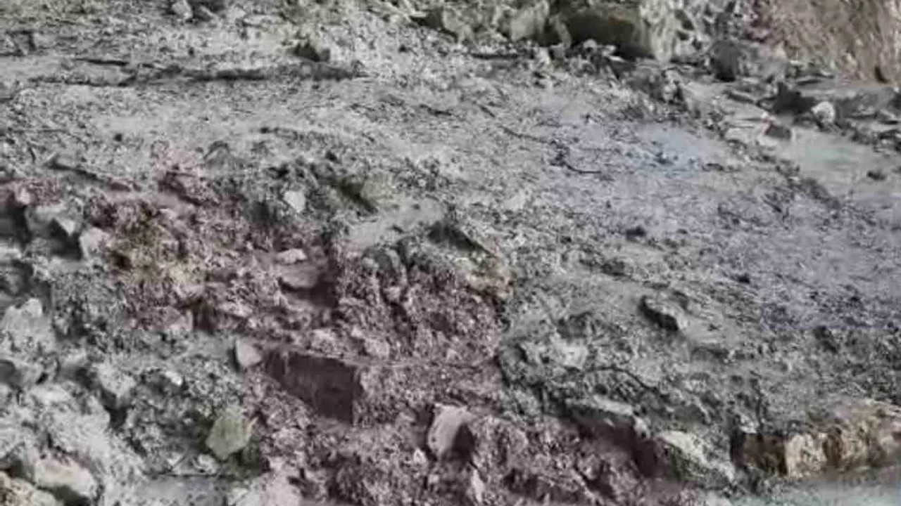 Kumluca'da heyelan Karacaören Mahallesi Başalan yolunu ulaşıma kapattı