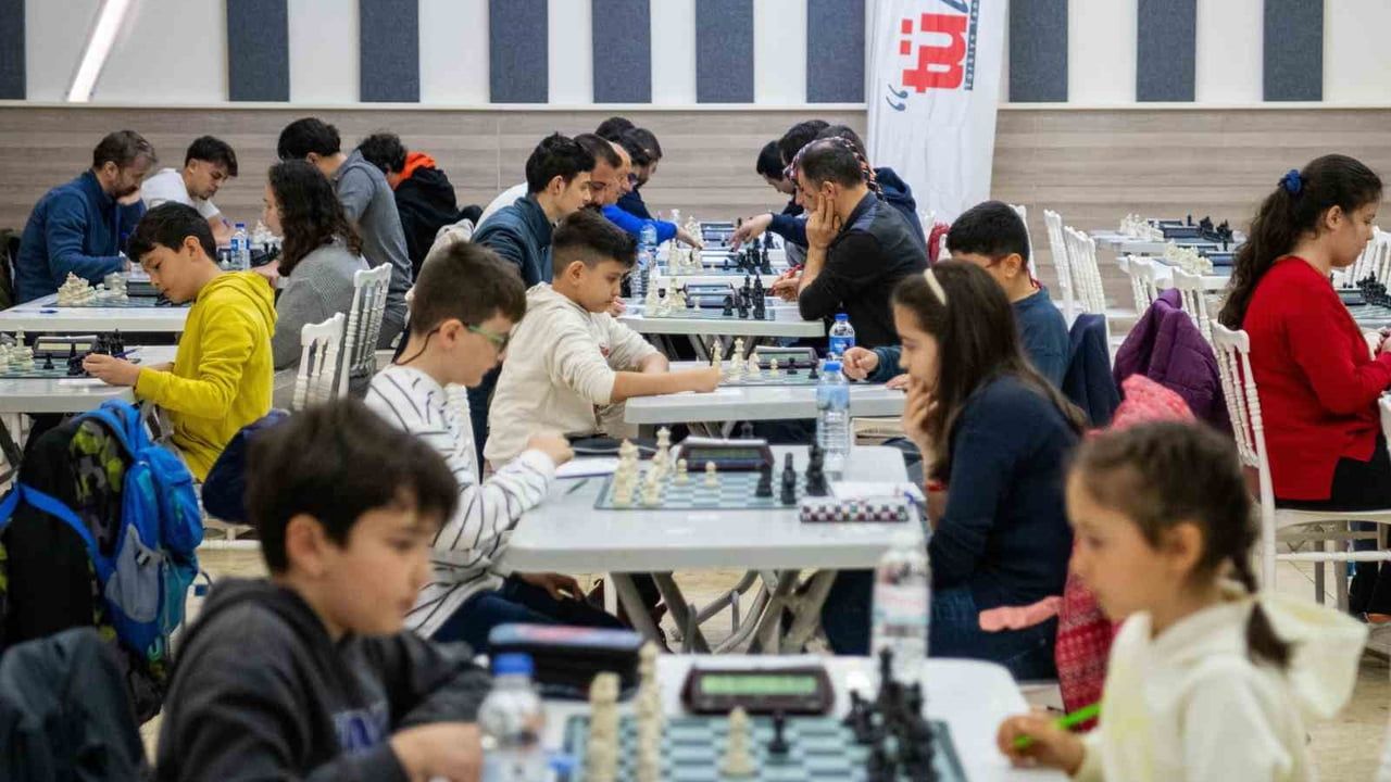 Kuşadası'nda 2. Geleneksel TÜLOV Vakfı Satranç Turnuvası başladı