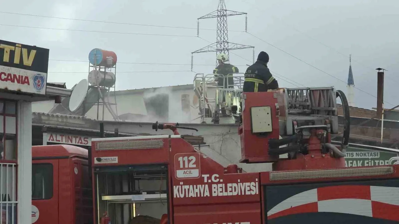 Kütahya'da Fatih Sanayi Sitesi'nde yağ filtreleri satan iş yerinde yangın kontrol altına alındı