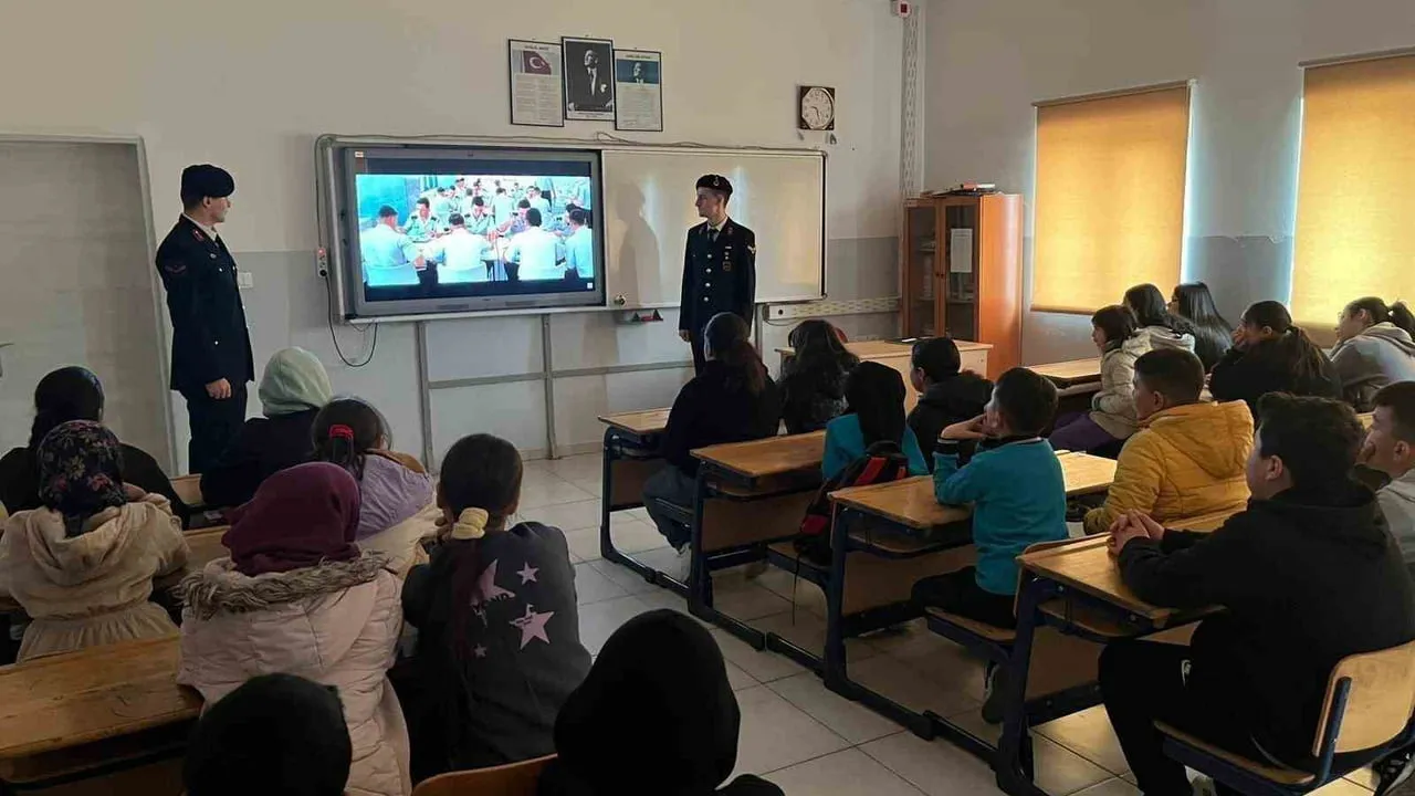 Kütahya'da Jandarma'dan Öğrencilere Jandarma ve Sahil Güvenlik Akademisi Tanıtımı