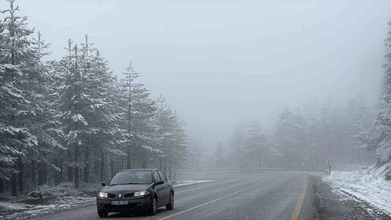 Kütahya Domaniç Dağı'nda kar yağışı ve yoğun sis ulaşımı olumsuz etkiledi