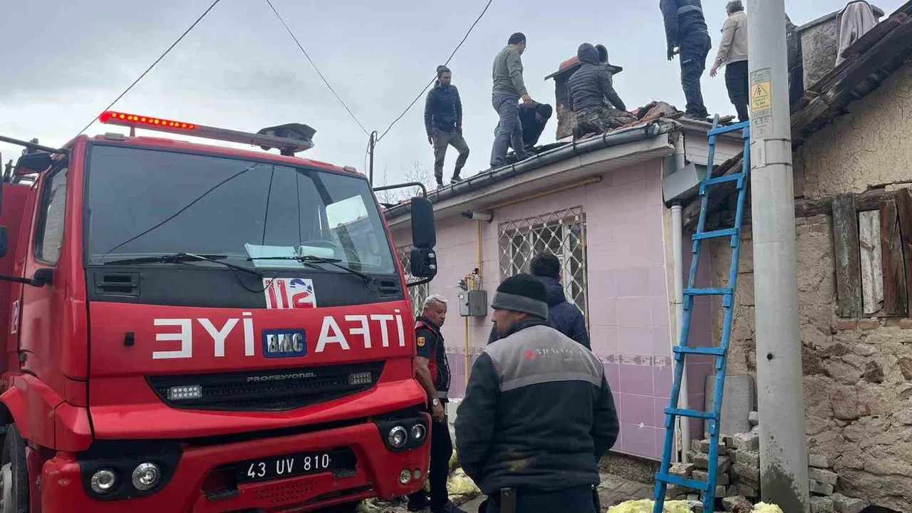 Kütahya Tavşanlı Beyköy Mahallesi'nde tek katlı evde yangın kontrol altına alındı