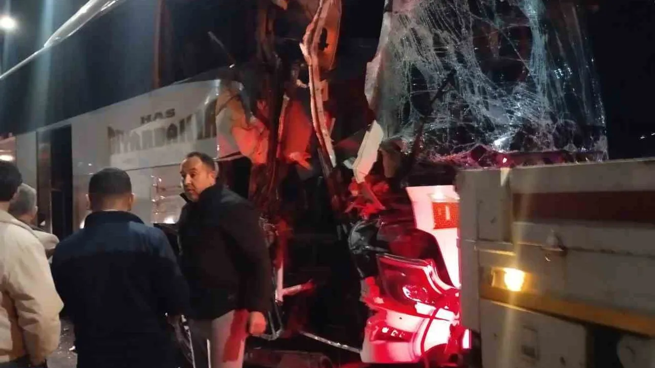 Kuzey Marmara Otoyolu'nda yolcu otobüsü tıra çarptı: 10 yaralı