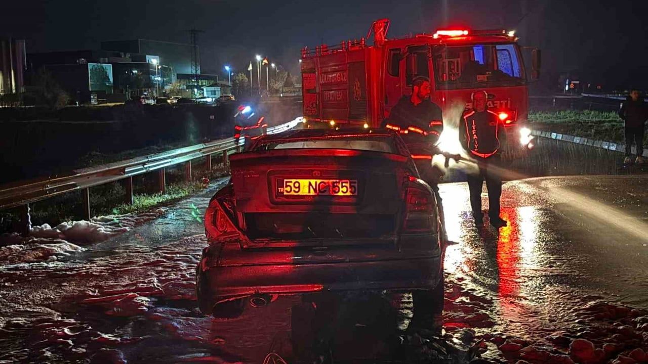 Lüleburgaz'da zincirleme trafik kazası: 2 yaralı, bir araç yandı