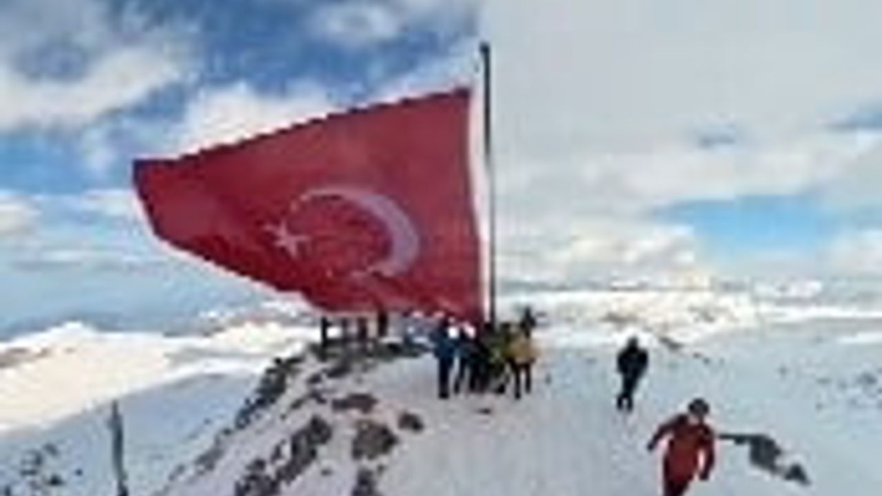 Madur Dağı zirvesinde Türk bayrağı yenilendi