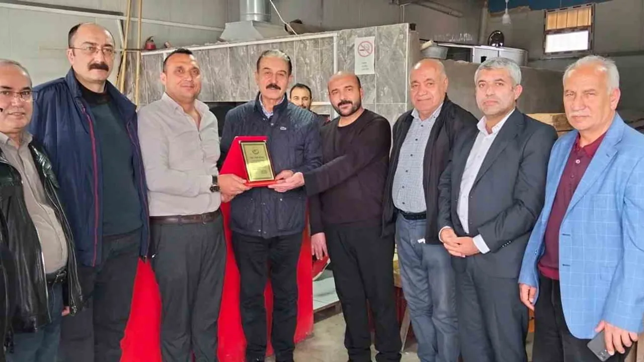 Malatya'da AFAD yardımını iade eden fırıncıya teşekkür plaketi