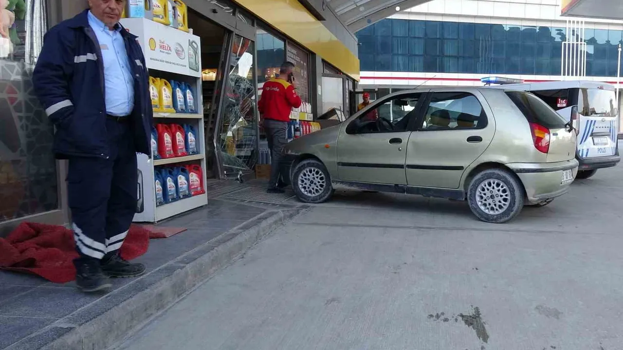 Malatya'da akaryakıt istasyonunda tartışma sonrası sürücü araçla markete girmeye çalıştı