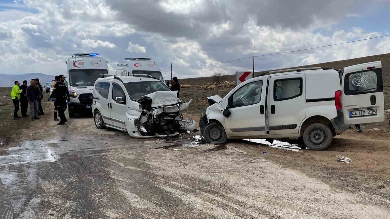 Malatya'da Darende'de iki hafif ticari aracın çarpışması: 4 yaralı