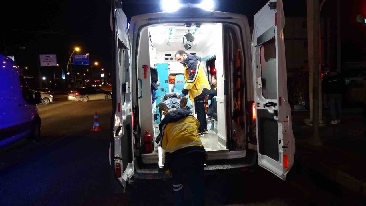 Malatya'da kavşak kazası: Kamyonet devrildi, 1 kişi yaralandı
