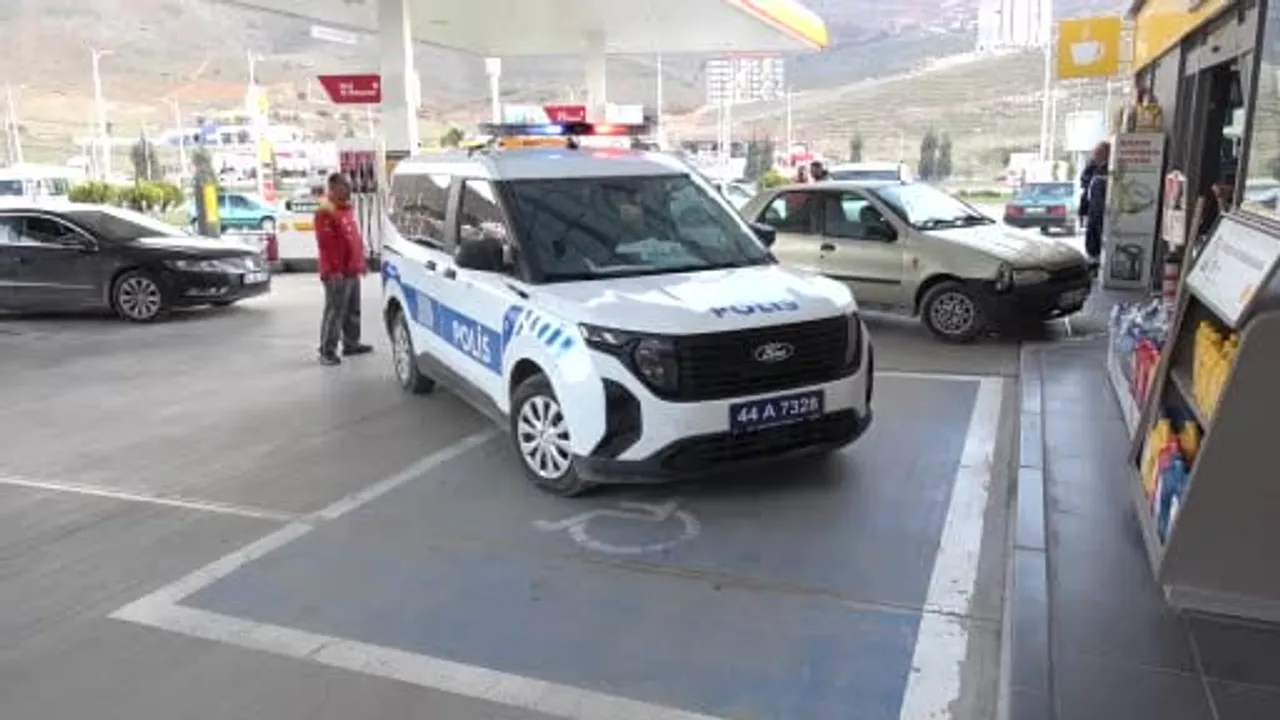 Malatya'da sıra tartışması sonrası sürücü aracıyla işyeri içine girdi