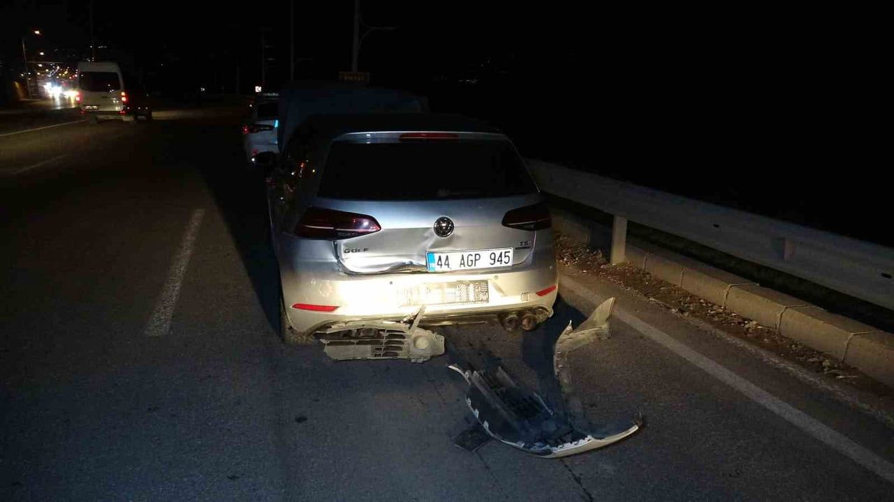 Malatya - Elazığ Karayolu'nda üç aracın karıştığı kazada 2 kişi yaralandı
