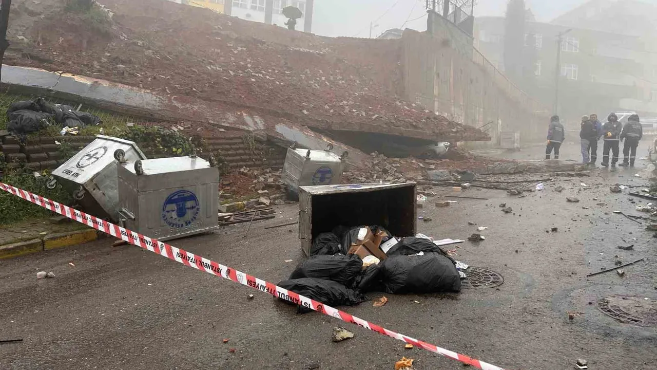 Maltepe’de Kaşgarlı Mahmut Ortaokulu istinat duvarı çöktü; park halindeki araç kullanılamaz hale geldi
