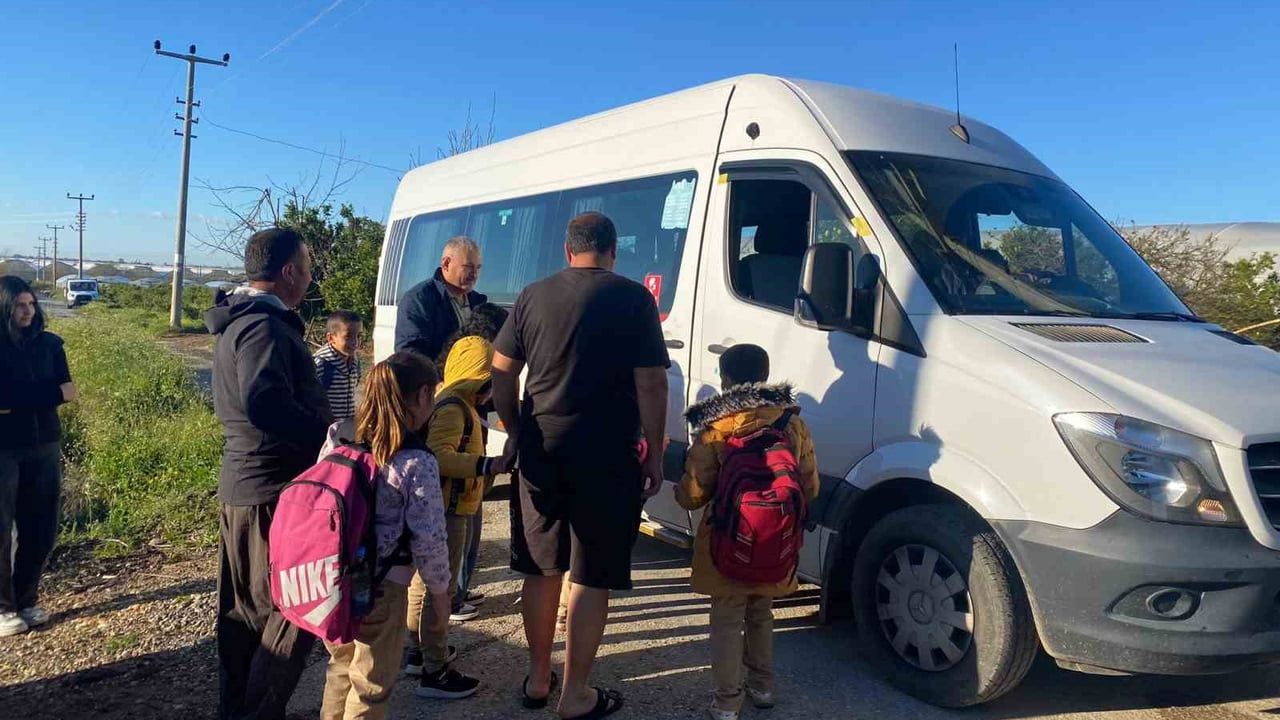 Manavgat Çakış Mahallesi'nde traktör kasasında okula giden öğrencilere servis tahsis edildi