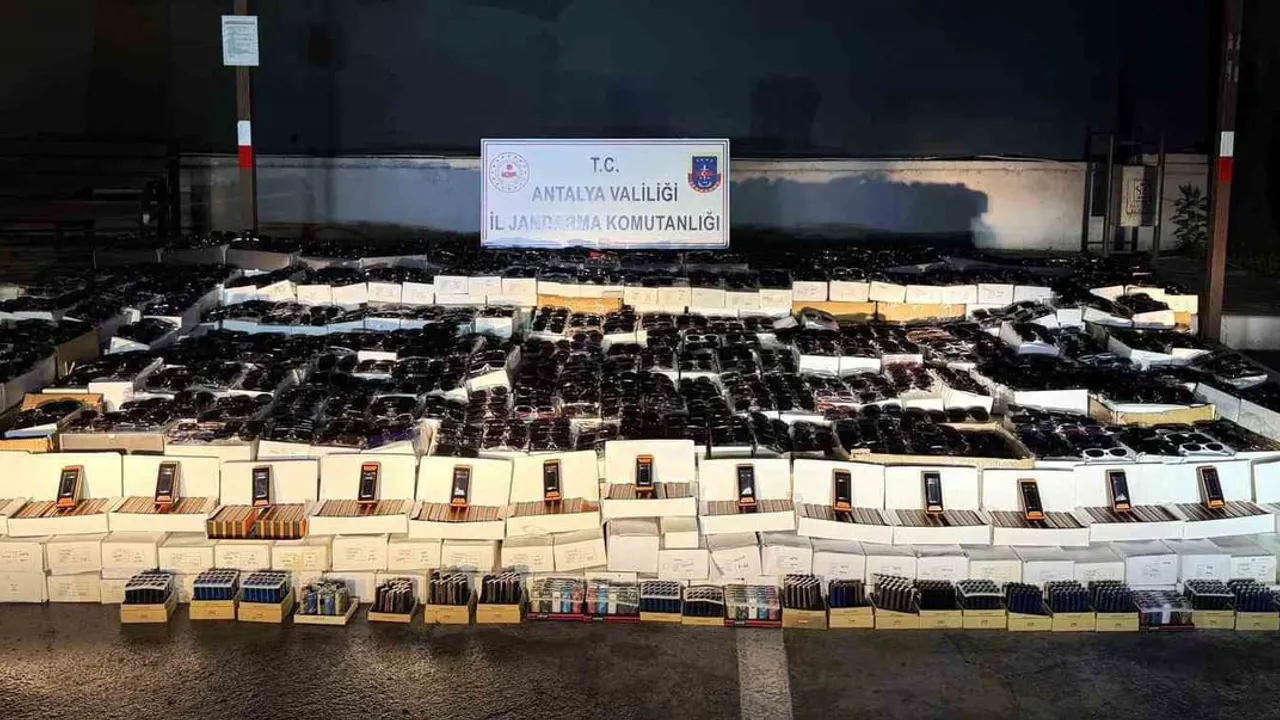 Manavgat’ta 25,5 milyon TL değerinde kaçak ürün operasyonu: 21.400 güneş gözlüğü ve 8.100 çakmak ele geçirildi