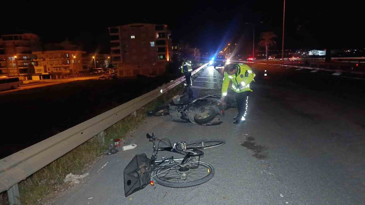 Manavgat'ta motosiklet bisiklete arkadan çarptı: 2 ağır yaralı