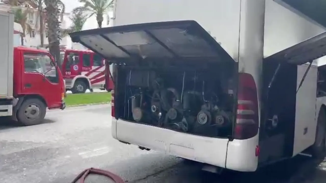 Manavgat'ta park halindeki otobüsün motor bölümünde yangın hızlı müdahale ile söndürüldü