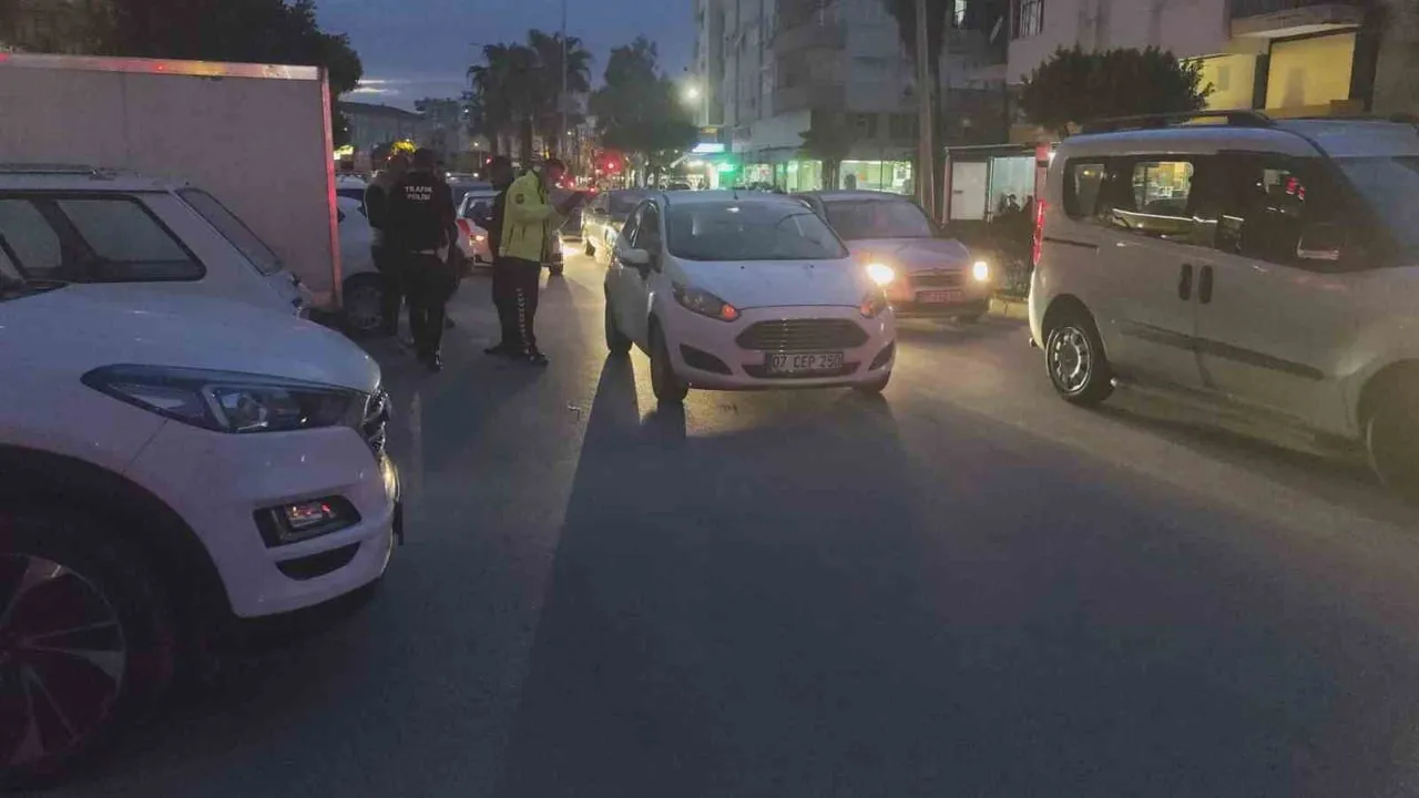 Manavgat'ta park halindeki otomobilin açılan kapısına çarpan motosiklet sürücüsü yaralandı