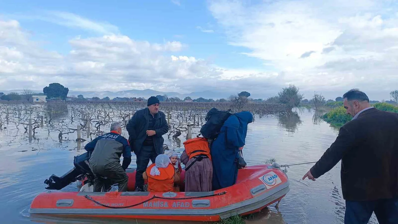 Manisa'da Gediz Nehri Taşkını: 10 Kişilik Aile AFAD Tarafından Botla Kurtarıldı