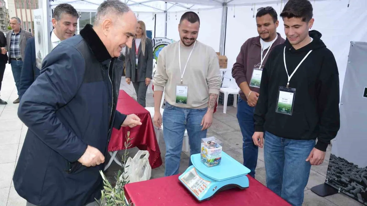 Manisa'da 'Gıda İsrafı' Temalı Sıfır Atık Etkinliği: Vali Özkan Atık Pil Teslim Etti, Zeytin Fidanı Aldı