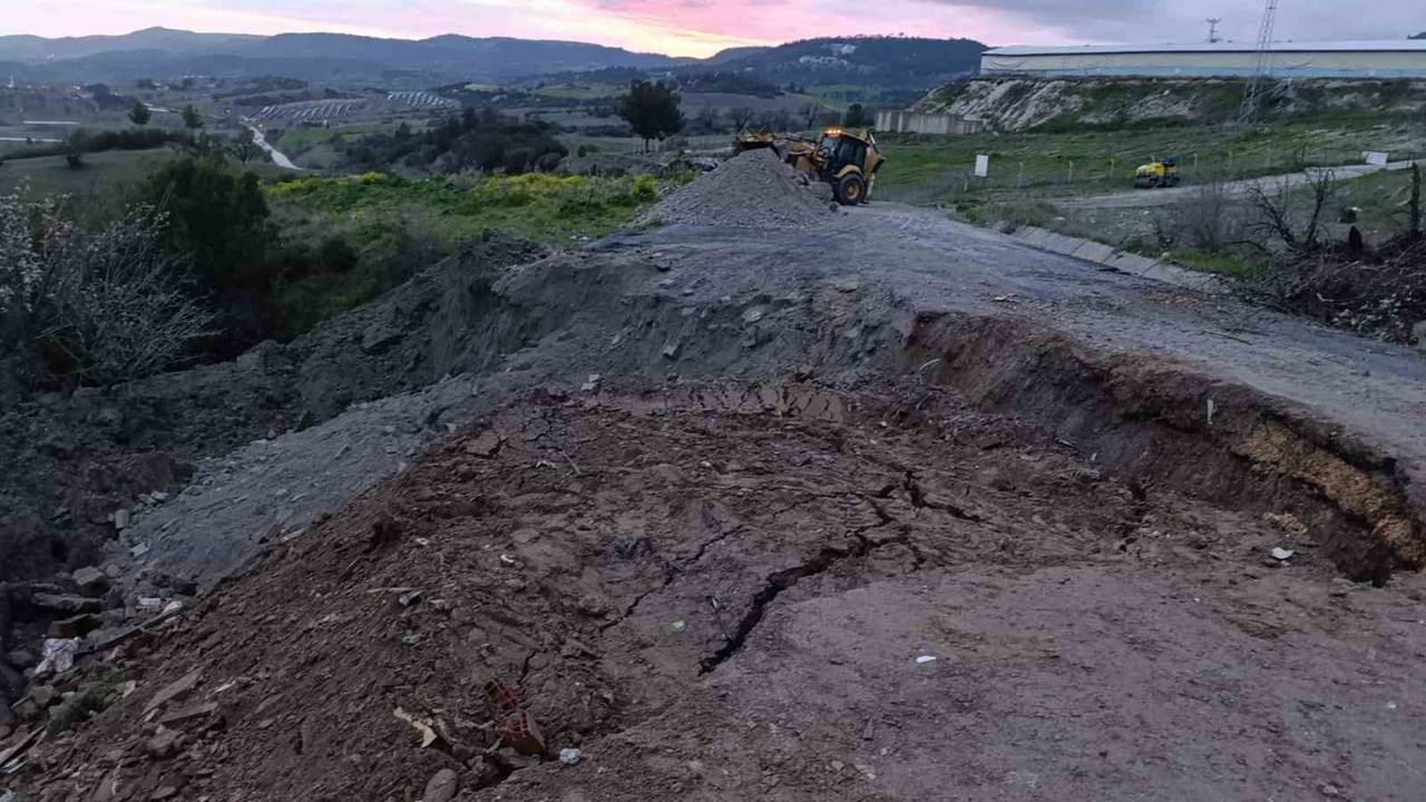 Manisa'da Selendi-Kula eski karayolunda çökme nedeniyle yol ulaşıma kapatıldı