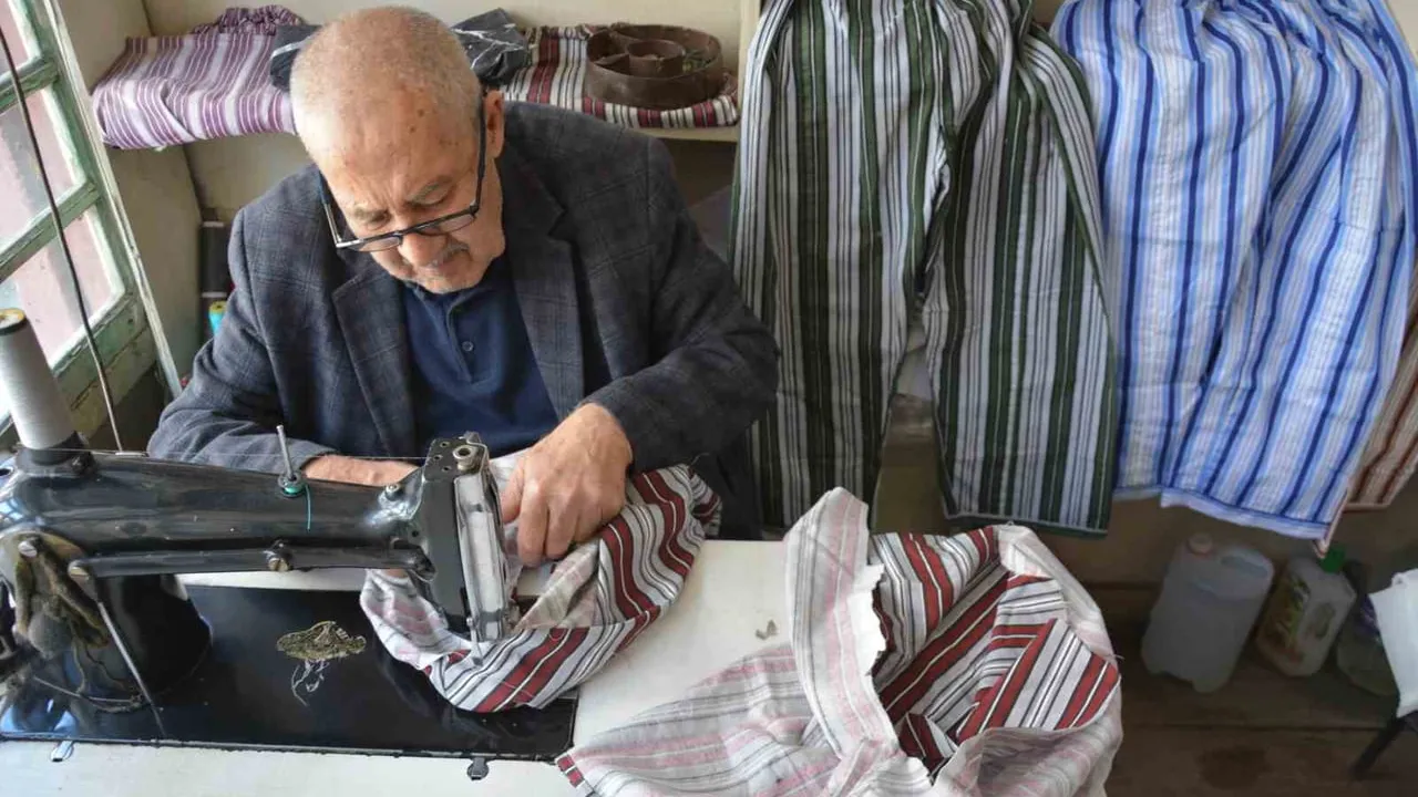 Manisa Demirci'de 77 yaşındaki terzi Yaşar Öztemel, çizgili pijama geleneğini aynı dükkanda sürdürüyor