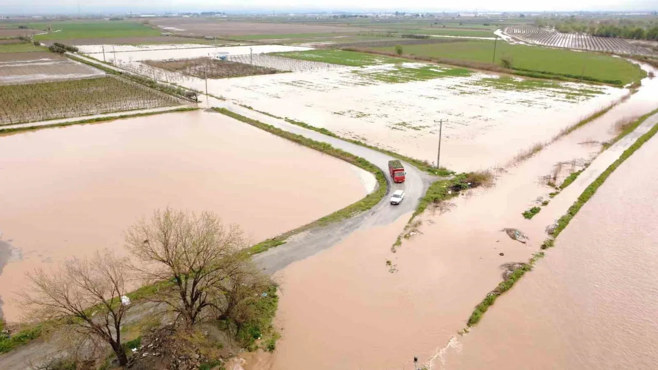 Manisa Salihli'de Kuvvetli Yağışlar: Çay ve Dereler Taştı, Tarım Arazileri Sular Altında