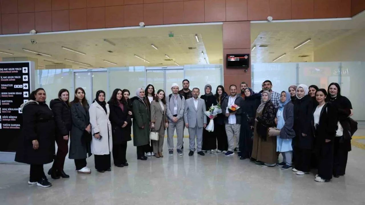 Mardin'de '2025 Aile Yılı' kapsamında umreden dönen 47 çifte duygusal karşılama