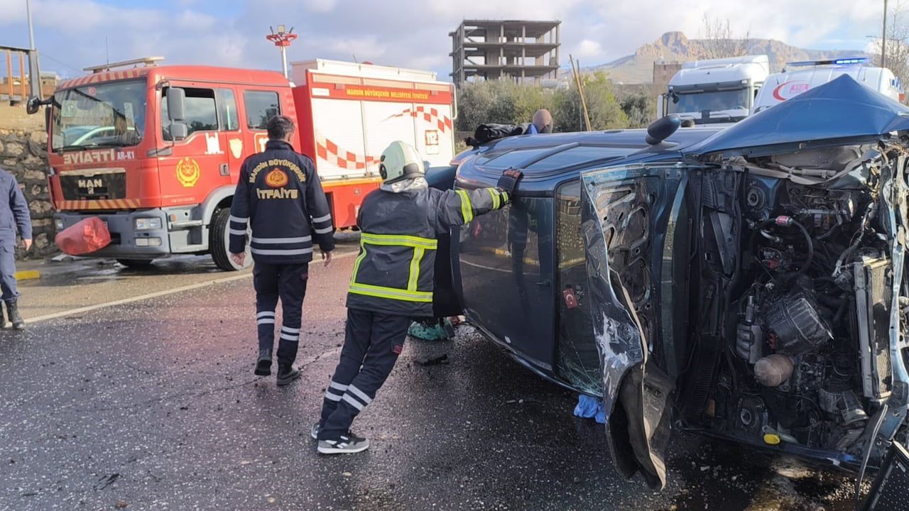 Mardin'de refüje çarpan otomobil devrildi: sürücü yaralandı