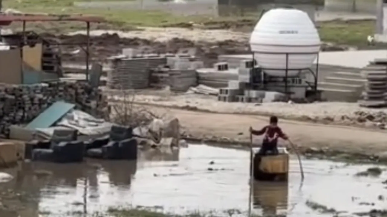 Mardin Kızıltepe'de Sağanak Sonrası Çocuğun Buzdolabı Kasasını Kayık Gibi Kullanması